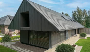 Pokrycie dachowe ciężkie czy lekkie? Sprawdź, co pasuje do Twojego domu