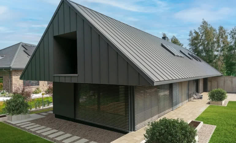 Pokrycie dachowe ciężkie czy lekkie? Sprawdź, co pasuje do Twojego domu