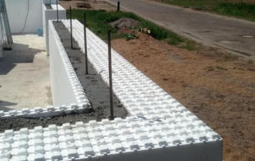 Alternatywne technologie budowlane - kształtki styropianowe, płyty zrębkowo-cementowe i system Praefa