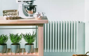 Futurystyczne szkoły z grzejnikami kolumnowymi Purmo Delta