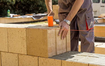 Które z materiałów są odpowiednie na ściany zewnętrzne?