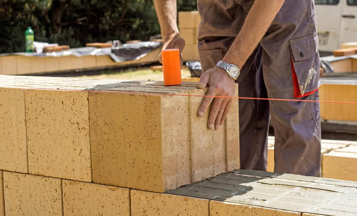 Które z materiałów są odpowiednie na ściany zewnętrzne?