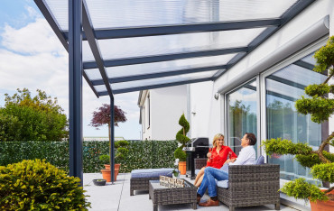 Zadaszenie tarasu w 2026 roku: przewodnik po normach i materiałach