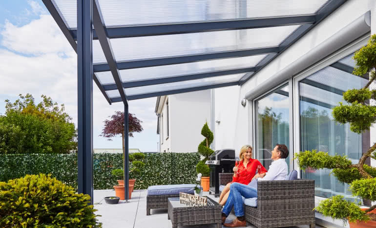 Zadaszenie tarasu w 2026 roku: przewodnik po normach i materiałach