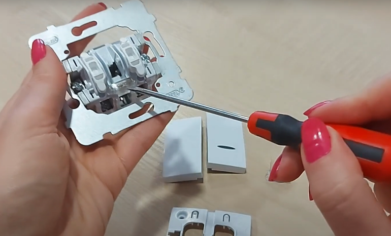 Jak wymienić moduł podświetlenia?