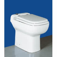 Kompaktowe miski ustępowe z urządzeniem rozdrabniająco-przepompowującym