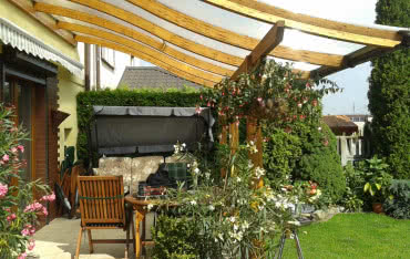 Idealne drewno na zadaszenie tarasu: 5 gatunków, które sprawdzą się w każdych warunkach!