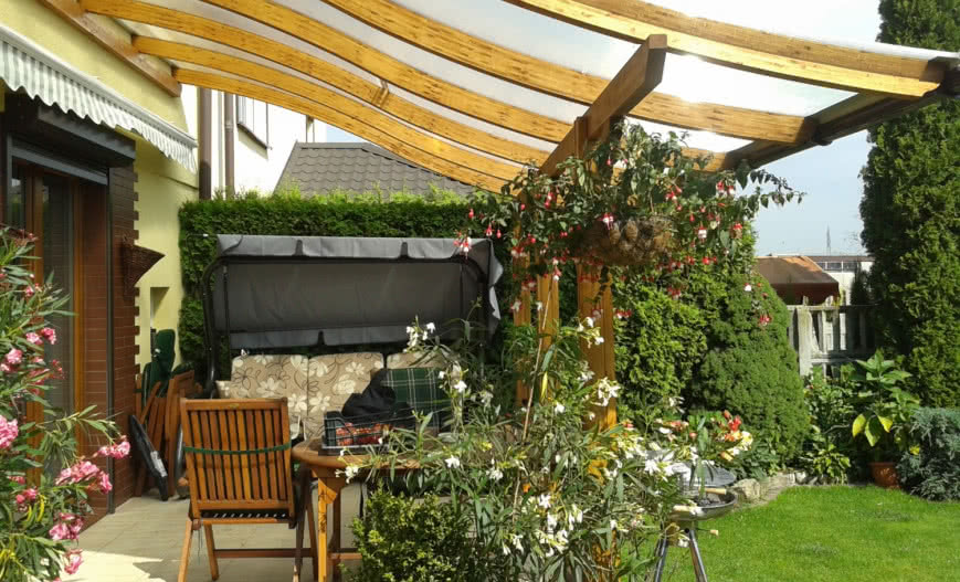 Idealne drewno na zadaszenie tarasu: 5 gatunków, które sprawdzą się w każdych warunkach!