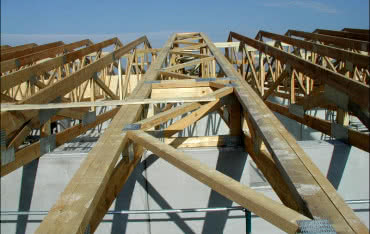 Niezawodne łączenie konstrukcji drewnianych płytkami kolczastymi