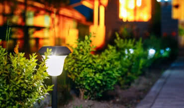 Oświetlenie solarne - oszczędność, wygoda i ekologia w jednym