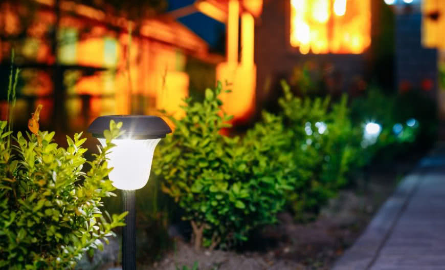 Oświetlenie solarne - oszczędność, wygoda i ekologia w jednym