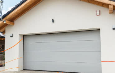 Zabezpieczenie bramy garażowej podczas budowy