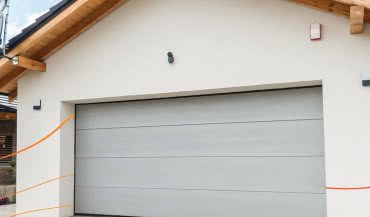 Zabezpieczenie bramy garażowej podczas budowy