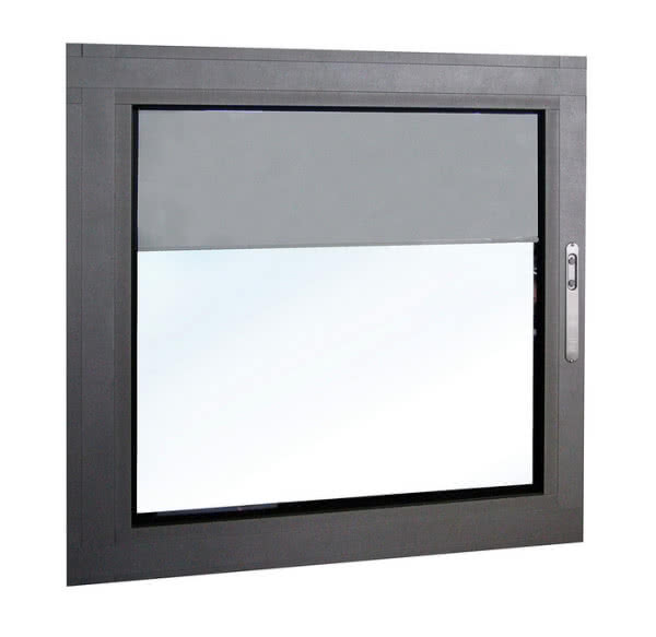 Roletki międzyszybowe OknoPlus zasilane bateriami słonecznymi