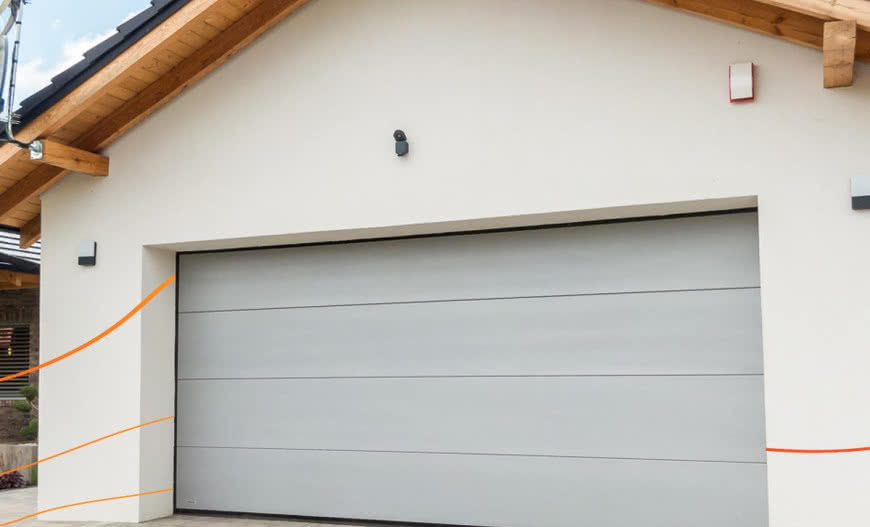 Zabezpieczenie bramy garażowej podczas budowy