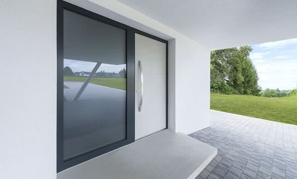 Minimalizm w architekturze domu a drzwi zewnętrzne