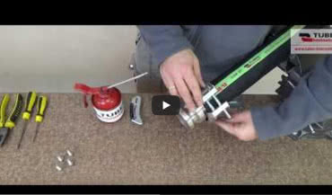 Montaż obejmy skorupowej na wężu gumowym