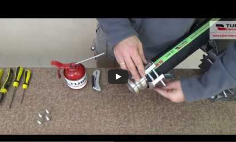 Montaż obejmy skorupowej na wężu gumowym