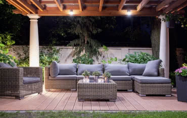 Przydomowy taras - jaką nawierzchnię i zadaszenie wybrać?