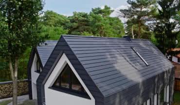 Blachodachówka modułowa bez posypki: dlaczego inwestorzy wybierają Ruukki Hyygge