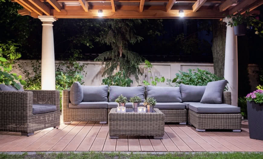 Przydomowy taras - jaką nawierzchnię i zadaszenie wybrać?
