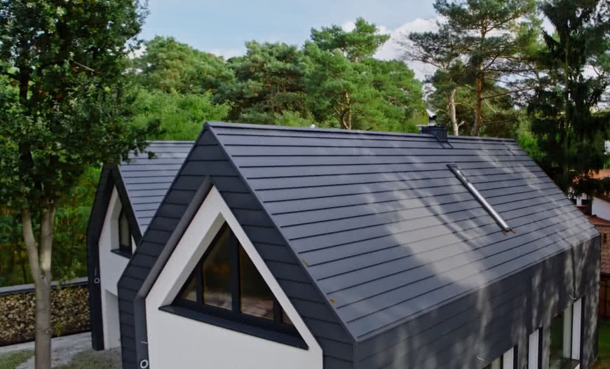Blachodachówka modułowa bez posypki: dlaczego inwestorzy wybierają Ruukki Hyygge
