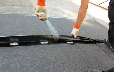 Jak zabezpieczyć dach podczas budowy? Wybierz papę