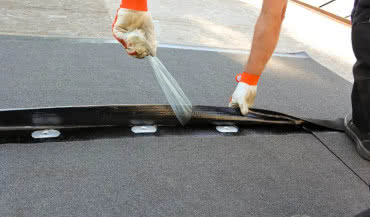 Jak zabezpieczyć dach podczas budowy? Wybierz papę