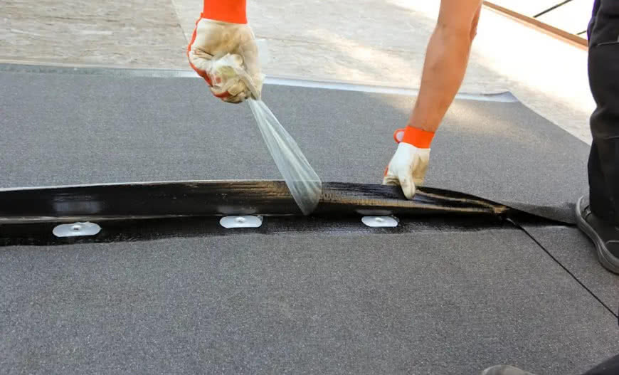 Jak zabezpieczyć dach podczas budowy? Wybierz papę