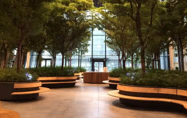 Dębowe, gięto-klejone ławy Jagram-Pro w hotelu w Kopenhadze