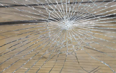 Pęknięta szyba w oknie - co zrobić?