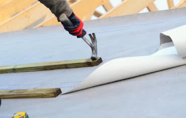 Warstwy wstępnego krycia dachu – jak dobrać membranę i klasę szczelności?