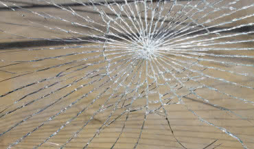 Pęknięta szyba w oknie - co zrobić?
