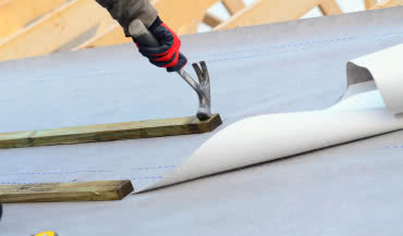Warstwy wstępnego krycia dachu – jak dobrać membranę i klasę szczelności?