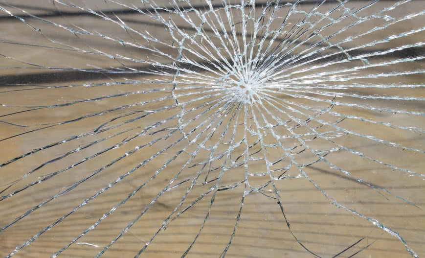 Pęknięta szyba w oknie - co zrobić?