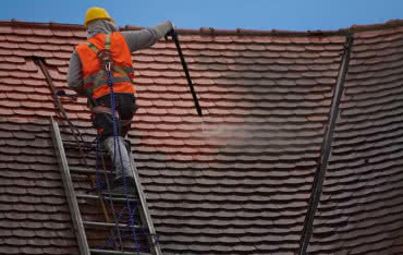 Jak wykonać przegląd i konserwację dachu?