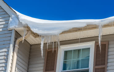 Podbitki dachowe - przegląd materiałów i ich odporność na mróz