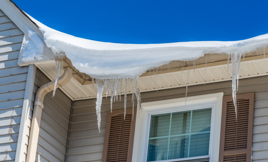 Podbitki dachowe - przegląd materiałów i ich odporność na mróz