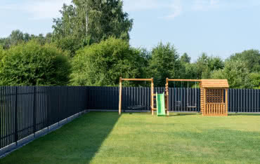 Ogrodzenia ze sztachet metalowych - trwałość i styl w jednym!