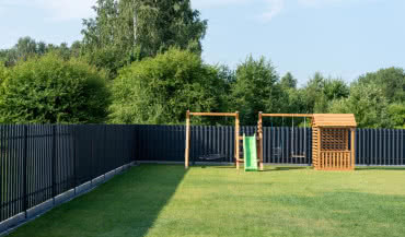 Ogrodzenia ze sztachet metalowych - trwałość i styl w jednym!