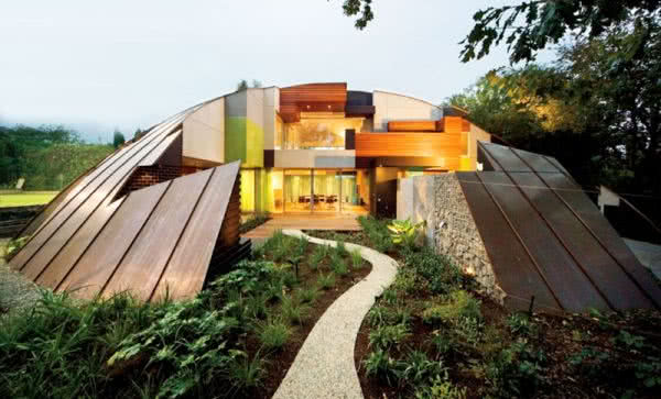 Dom i ogród wkomponowane w miedzianą kopułę