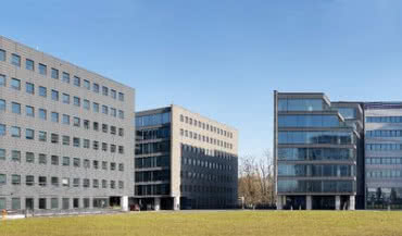 Szklana ochrona akustyczna w nowoczesnych budynkach