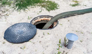 Brzydki zapach z przydomowej oczyszczalni? Poznaj przyczyny i sprawdzone sposoby naprawy