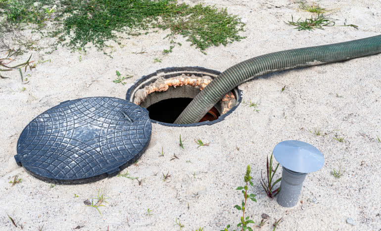 Brzydki zapach z przydomowej oczyszczalni? Poznaj przyczyny i sprawdzone sposoby naprawy