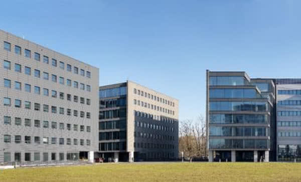 Szklana ochrona akustyczna w nowoczesnych budynkach