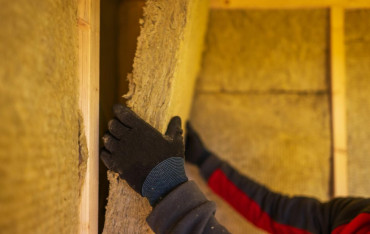 Wełna mineralna: właściwości, rodzaje i zastosowanie. Jak dobrać izolację do dachu i ścian?