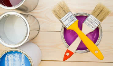 Farba metaliczna w mieszkaniu - gdzie i jak jej używać? 