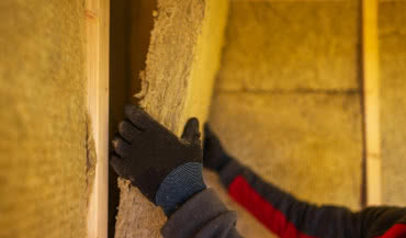 Wełna mineralna: właściwości, rodzaje i zastosowanie. Jak dobrać izolację do dachu i ścian?