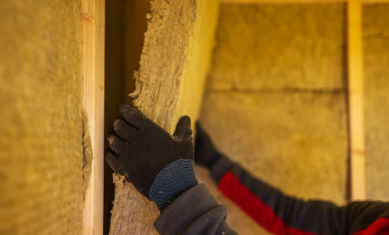 Wełna mineralna: właściwości, rodzaje i zastosowanie. Jak dobrać izolację do dachu i ścian?