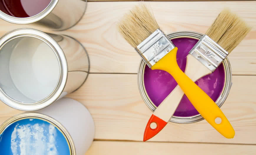 Farba metaliczna w mieszkaniu - gdzie i jak jej używać? 